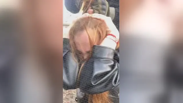 Наказали закладчицу залив глаза зеленкой 😱