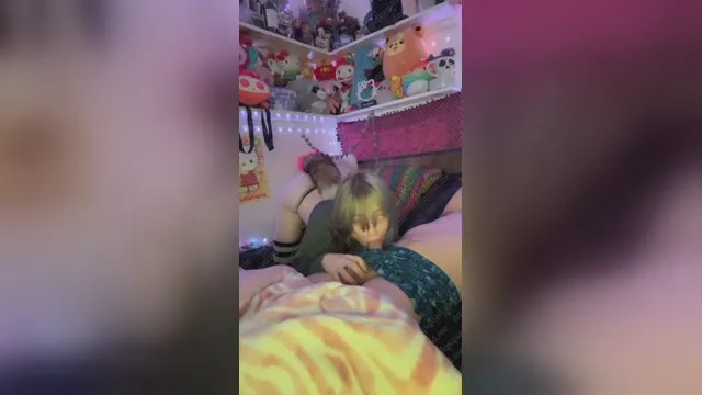 Russische junge Altushka lutscht großen Schwanz vor der Kamera