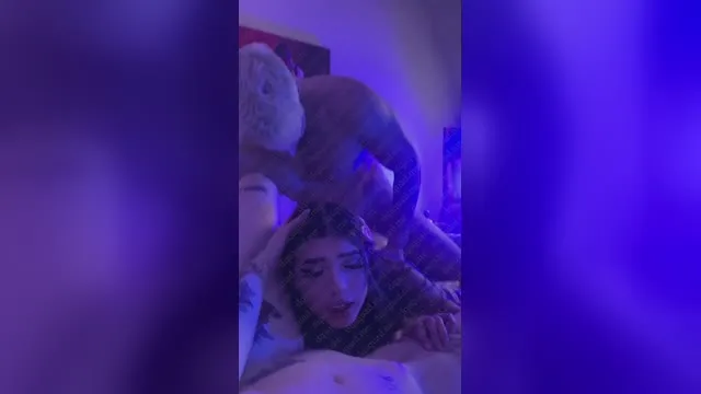 Onder invloed neukt hij twee altmeisjes in alle gaatjes op camera